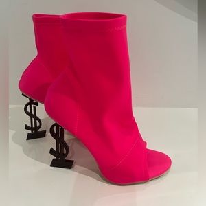 Cape Robbin's hot pink stretch bootie size 6.5. Brand new